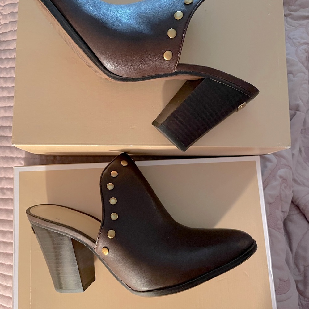 Michael Kors Louise Nutmeg leather mule w/3.5 covered heel in size 9.5 Medium.